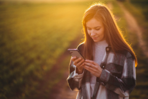 Celular rural: como funciona? vale a pena ter um?