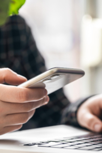 Como consultar um número de telefone celular - HughesNet
