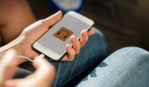 mexer no celular carregando vicia - HughesNet