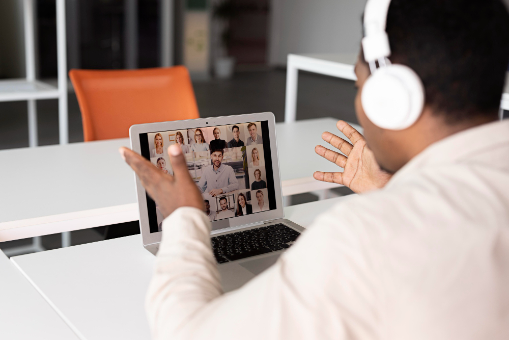 meio de comunicação no trabalho remoto - HughesNet